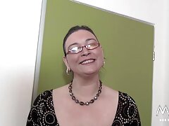 Solo hottie se siente a sí misma e inserta un juguete