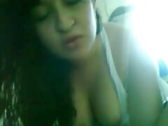 Chris Erika con los ojos vendados hace una mamada sexy